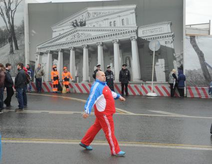 Участник шествия профсоюзов, посвященного Дню международной солидарности трудящихся, празднику Весны и Труда, на Васильевском спуске в Москве.