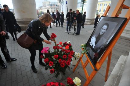 Цветы в память о балерине Майе Плисецкой, скончавшейся 2-го мая в Германии на 90-м году жизни, у Большого театра в Москве.