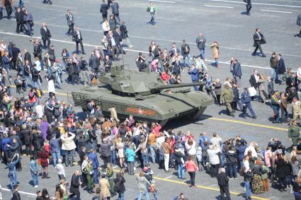 Москва. Танки Т-14 на гусеничной платформе `Армата` во время генеральной репетиции Парада на Красной площади, в честь 70-летия Победы в Великой Отечественной войне.