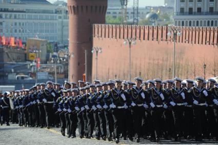 Москва. Воспитанники Государственного морского университета имени адмирала Ф. Ф. Ушакова во время генеральной репетиции Парада на Красной площади, в честь 70-летия Победы в Великой Отечественной войне.