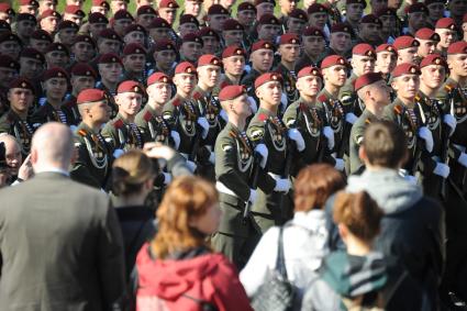 Москва. Военнослужащие Отдельной дивизии оперативного назначения (ОДОН) во время генеральной репетиции Парада на Красной площади, в честь 70-летия Победы в Великой Отечественной войне.