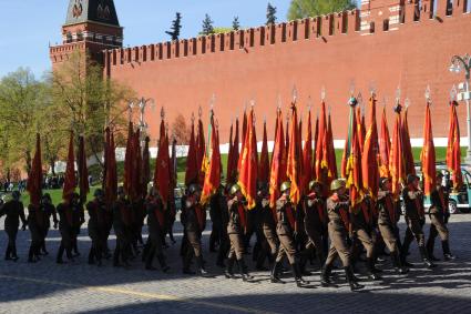 Москва. Военнослужащие в военной форме времен Великой Отечественной войны во время генеральной репетиции Парада на Красной площади, в честь 70-летия Победы в Великой Отечественной войне.