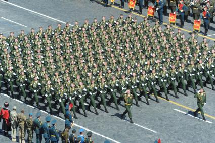 Москва. Воспитанники Серпуховского военного институты ракетных войск во время генеральной репетиции Парада на Красной площади, в честь 70-летия Победы в Великой Отечественной войне.