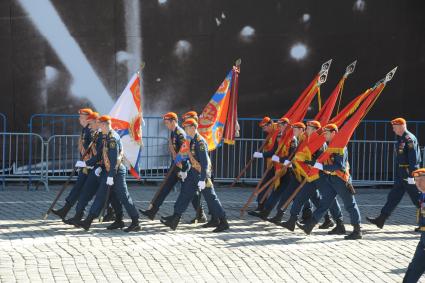 Москва. Военнослужащие МЧС РФ во время генеральной репетиции Парада на Красной площади, в честь 70-летия Победы в Великой Отечественной войне.