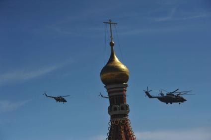 Москва. Ударные вертолеты Ми-28 во время генеральной репетиции Парада на Красной площади, в честь 70-летия Победы в Великой Отечественной войне.