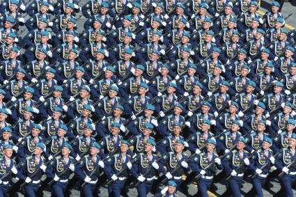 Москва. Военнослужащие воздушно-десантных войск РФ во время генеральной репетиции Парада на Красной площади, в честь 70-летия Победы в Великой Отечественной войне.