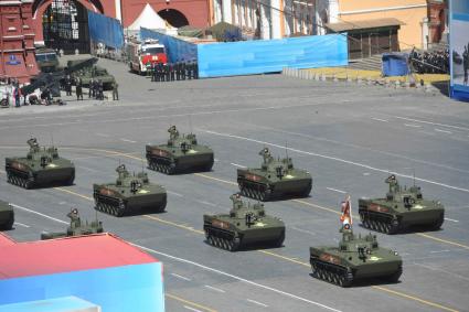 Москва. Боевые машины десанта БМД-4 во время генеральной репетиции Парада на Красной площади, в честь 70-летия Победы в Великой Отечественной войне.