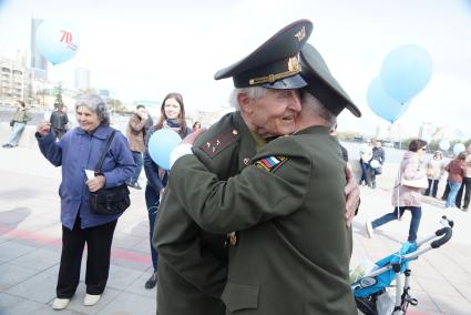 Двое ветеранов обнимаются при встрече, во время проведения всероссийской акции памяти \"70. Спасибо за мир\". Екатеринбург