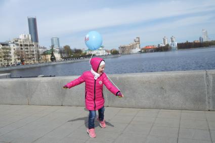 девочка играет с  воздушным шаром, во время проведения  всероссийской акции памяти \"70. Спасибо за мир\". Екатеринбург