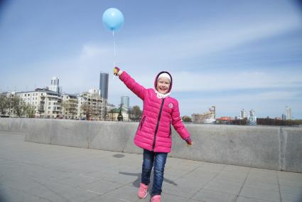 девочка играет с  воздушным шаром, во время проведения  всероссийской акции памяти \"70. Спасибо за мир\". Екатеринбург