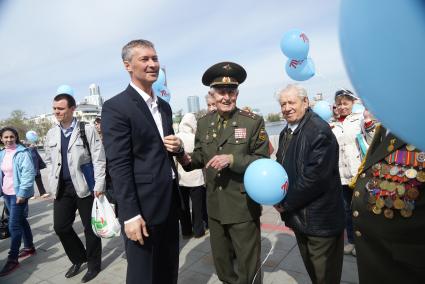 Мэр Екатеринбурга Ройзман Евгений и ветераны во время проведения  всероссийской акции памяти \"70. Спасибо за мир\". Екатеринбург