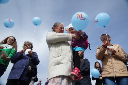 Бабушка с внучкой, во время проведения  всероссийской акции памяти \"70. Спасибо за мир\". Екатеринбург