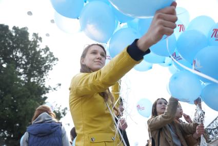 Девушка держит несколько воздушных шаров, во время проведения  всероссийской акции памяти \"70. Спасибо за мир\". Екатеринбург