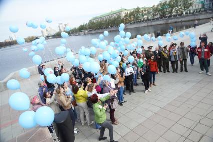 Участники отпускают в небо воздушные шары, во время проведения всероссийской акции \"70. Спасибо за мир\". Екатеринбург