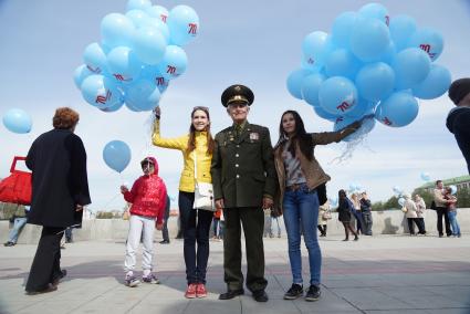 Девушки фотографируются с ветераном войны, во время проведения  всероссийской акции памяти \"70. Спасибо за мир\". Екатеринбург