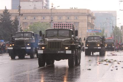 Украина. Донецк. Боевая машина БМ-21 РСЗО `Град`  во время военного парада, посвященного 70-ой  годовщине Победы в Великой Отечественной войне на улице Артема.