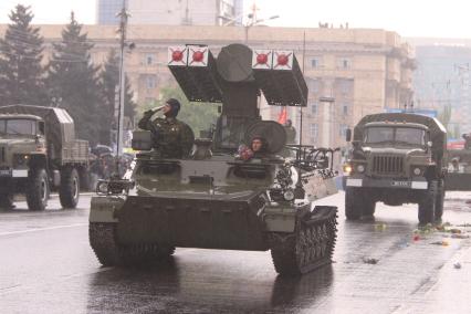 Украина. Донецк. Противовоздушный комплекс `Стрела-10` во время военного парада, посвященного 70-ой годовщине Победы в Великой Отечественной войне на улице Артема.
