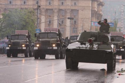 Украина. Донецк. Боевые машины БМ-21 РСЗО `Град`  во время военного парада, посвященного 70-ой  годовщине Победы в Великой Отечественной войне на улице Артема.