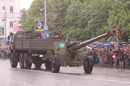 Украина. Донецк. Противотанковая пушка МТ-12 (Рапира) во время военного парада, посвященного 70-ой  годовщине Победы в Великой Отечественной войне на улице Артема.