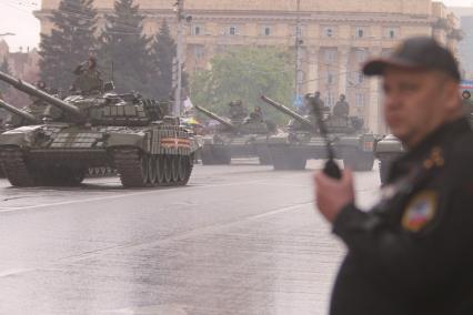 Украина. Донецк. Военнослужащие на танках с активной броней во время военного парада, посвященного 70-ой  годовщине Победы в Великой Отечественной войне на улице Артема.