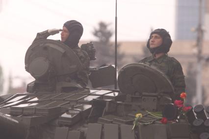 Украина. Донецк. Военнослужащие на танках во время военного парада, посвященного 70-ой  годовщине Победы в Великой Отечественной войне на улице Артема.