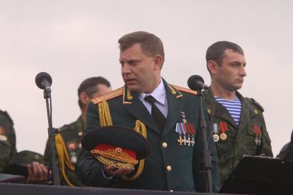 Украина. Донецк. Глава ДНР Александр Захарченко во время военного парада, посвященного 70-ой годовщине Победы в Великой Отечественной войне на улице Артема.