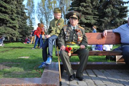 Празднования Дня Победы в Москве. Леонид Моисеевич Некрасовский с правнуком Иланом в Парке Победы на Поклонной горе.