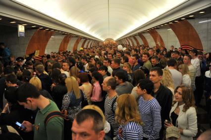 Празднования Дня Победы в Москве. Люди в вестибюле станции метро `Парк Победы`.