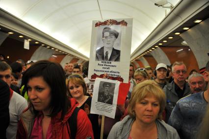 Празднования Дня Победы в Москве. Люди в вестибюле станции метро `Парк Победы`.