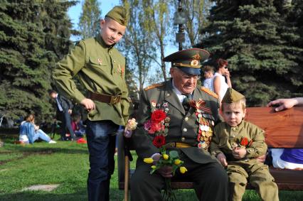 Празднования Дня Победы в Москве. Леонид Моисеевич Некрасовский с правнуками Иланом (слева) и Максимом в Парке Победы на Поклонной горе.