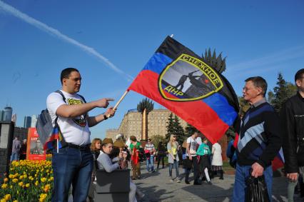 Празднования Дня Победы в Москве. Мужчина с флагом ДНР Снежное в Парке Победы на Поклонной горе.