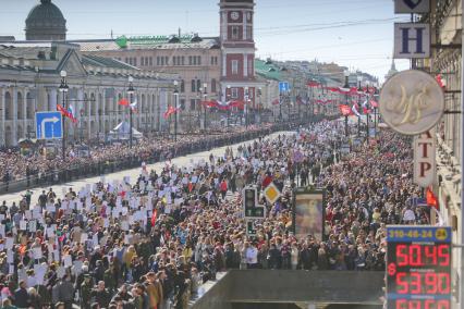 Санкт-Петербург. Акция `Бессмертный полк`. Участники акции прошли по Невскому проспекту с портретами родных, воевавших во время Великой Отечественной войны.