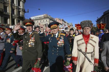 Санкт-Петербург. Акция `Бессмертный полк`. Участники акции прошли по Невскому проспекту с портретами родных, воевавших во время Великой Отечественной войны.