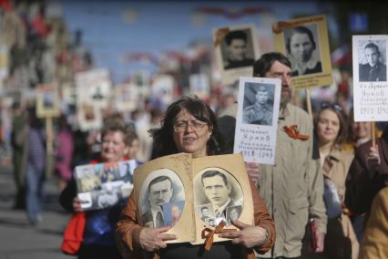 Санкт-Петербург. Акция `Бессмертный полк`. Участники акции прошли по Невскому проспекту с портретами родных, воевавших во время Великой Отечественной войны.