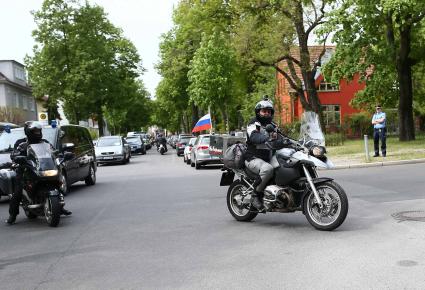 Германия. Берлин. Мотопробег `Дороги Победы`, организованный клубом `Ночные волки` в честь 70-летия Победы в Великой Отечественной войне, 8 мая достиг Берлина. Участники мотопробега посетили российско-германский музей `Берлин-Карлсхорст` и вместе с болгарскими, македонскими, сербскими и германскими байкерами возложили цветы к мемориалу советских воинов.