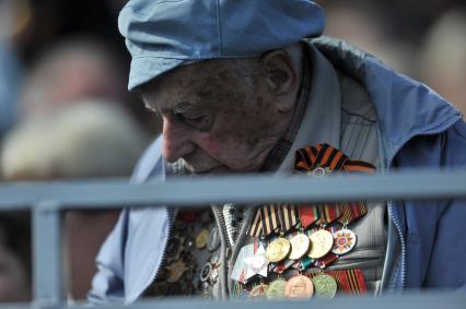 Москва. Ветеран наблюдает за военным парадом на Красной площади, в честь 70-летия Победы в Великой Отечественной войне.