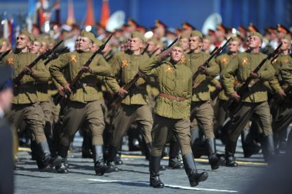 Москва. Военнослужащие в военной форме времен Великой Отечественной войны во время военного парада на Красной площади, в честь 70-летия Победы в Великой Отечественной войне.