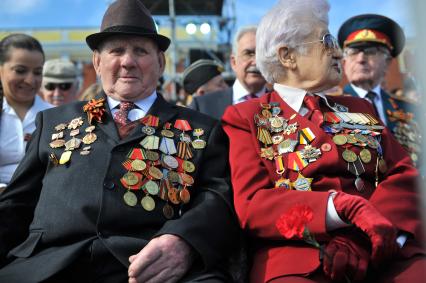 Москва. Ветераны наблюдают за военным парадом на Красной площади, в честь 70-летия Победы в Великой Отечественной войне.