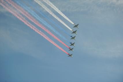 Москва. Штурмовики Су-25 во время парада авиации на Красной площади, в честь 70-летия Победы в Великой Отечественной войне.