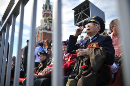 Москва. Ветераны наблюдают за военным парадом на Красной площади, в честь 70-летия Победы в Великой Отечественной войне.