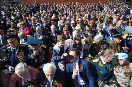 Москва. Люди наблюдают за военным парадом на Красной площади, в честь 70-летия Победы в Великой Отечественной войне.