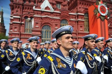 Москва. Воспитанники Государственного морского университета имени адмирала Ф. Ф. Ушакова во время военного парада на Красной площади, в честь 70-летия Победы в Великой Отечественной войне.