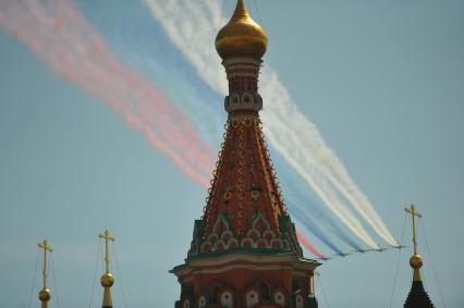 Москва. Штурмовики Су-25 во время парада авиации на Красной площади, в честь 70-летия Победы в Великой Отечественной войне.