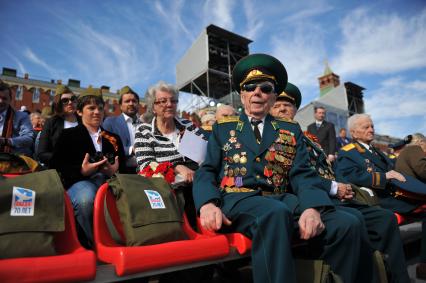 Москва. Ветераны наблюдают за военным парадом на Красной площади, в честь 70-летия Победы в Великой Отечественной войне.