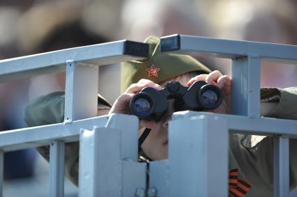 Москва. Мальчик наблюдает за военным парадом на Красной площади, в честь 70-летия Победы в Великой Отечественной войне.