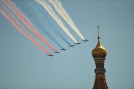 Москва. Штурмовики Су-25 во время парада авиации на Красной площади, в честь 70-летия Победы в Великой Отечественной войне.