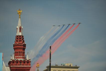 Москва. Штурмовики Су-25 во время парада авиации на Красной площади, в честь 70-летия Победы в Великой Отечественной войне.