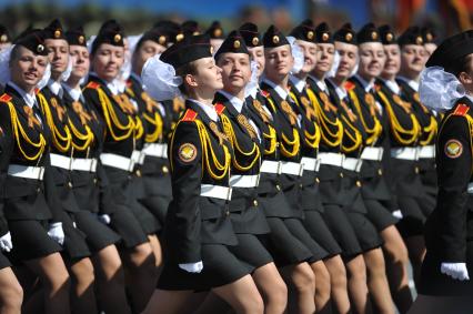 Москва. Учащиеся Московского пансиона государственных воспитанниц во время военного парада на Красной площади, в честь 70-летия Победы в Великой Отечественной войне.