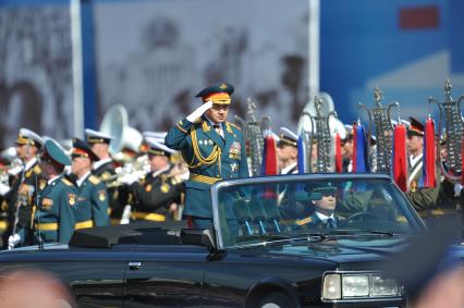 Москва. Министр обороны РФ, генерал армии Сергей Шойгу на автомобиле ЗИЛ во время Парада на Красной площади, в честь 70-летия Победы в Великой Отечественной войне.