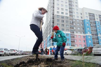 Семья садит дерево на аллее, в рамках акции \"Лес Победы\". Екатеринбург